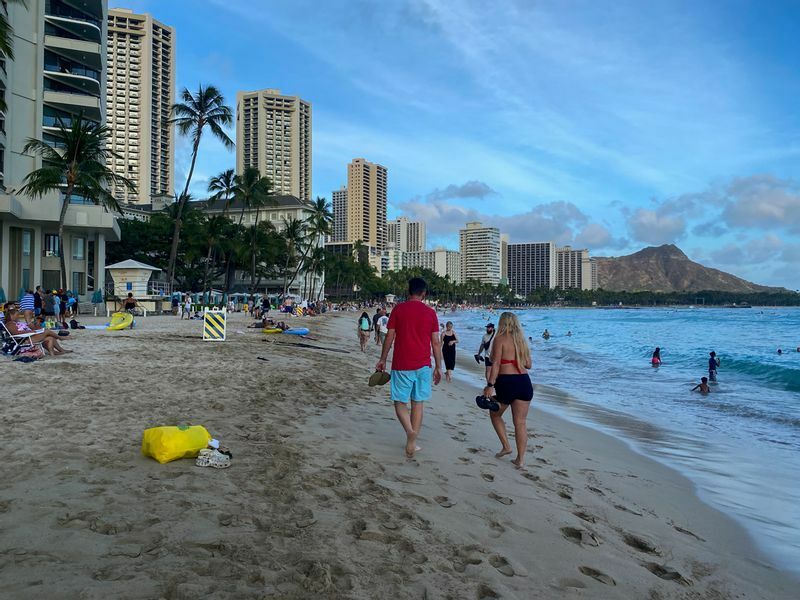 帰国便出発72時間以内のPCR検査が必須であるが、ハワイを中心に3年ぶりに海外旅行へ出かける人も増加傾向に。日本国内の感染拡大による影響はほとんど出ていない（6月30日、ワイキキビーチにて筆者撮影）