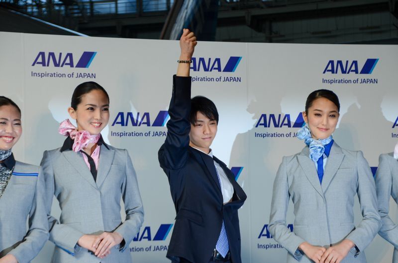 2014年4月24日にANAの新制服お披露目の発表会に登場し、ポーズを決めて会場を盛り上げた(羽田空港にて筆者撮影)