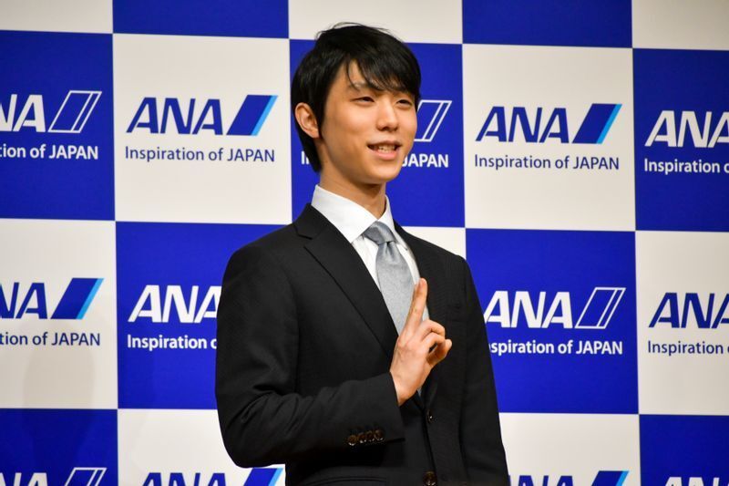 記念撮影ではポーズを見せた羽生結弦選手（7月19日、筆者撮影）