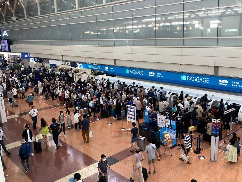 お盆初日となった8月11日の羽田空港第2ターミナルのANAチェックインカウンター