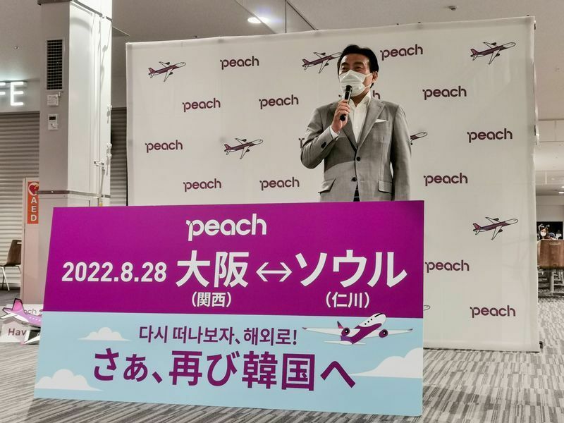 ピーチは8月28日に関西～ソウル線の運航を再開し、利用者に挨拶するピーチの森健明社長。現在の予約は日本人の方が多いとのこと（関西国際空港にて筆者撮影）
