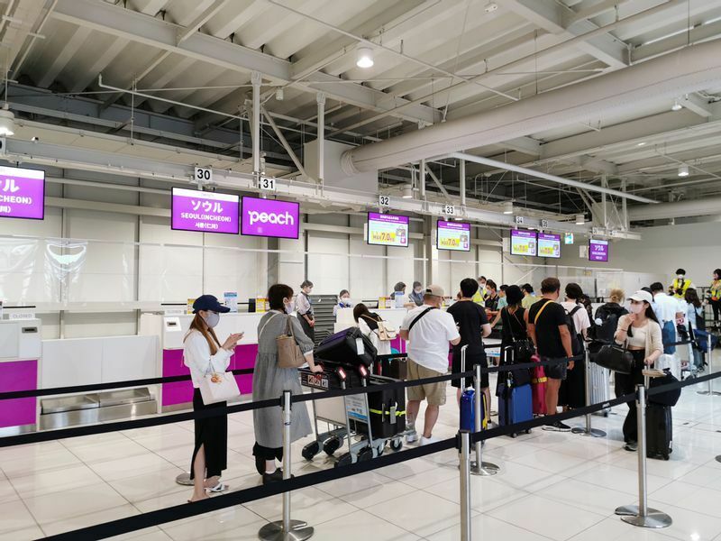 韓国への旅行者だけでなく、留学で韓国へ向かう若い人の姿も見られた（8月28日、関西国際空港第2ターミナルチェックインカウンター）