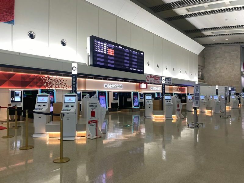 那覇空港のJALチェックインカウンター、欠航時の手続きなどは空港カウンターよりもホームページからの方が便利（2021年8月、筆者撮影）