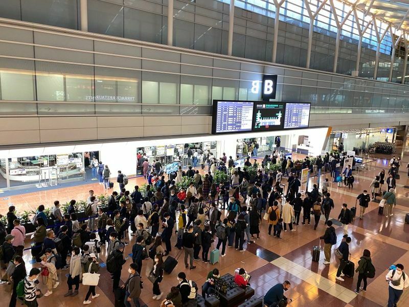 2020年11月21日の羽田空港第2ターミナル。感染者数が減少し「Go Toトラベル」が実施されていたことで、多くの国内線利用者が保安検査場前で並んでいた（筆者撮影）
