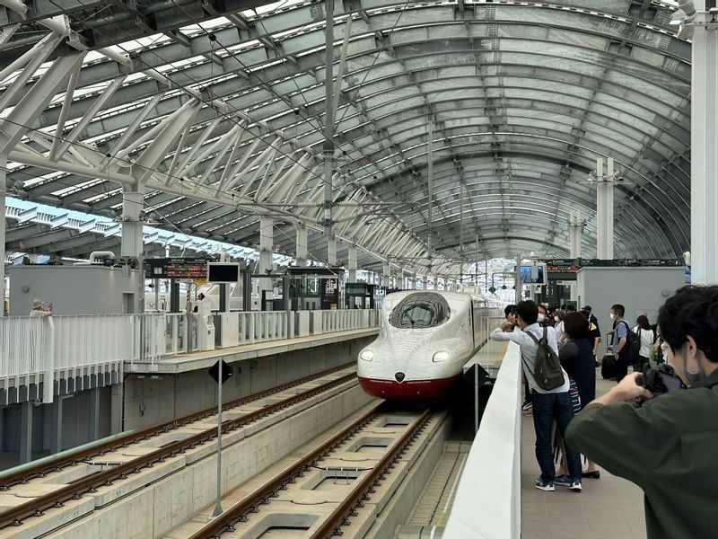 西九州新幹線開業で盛り上がる長崎駅。新幹線に乗って「全国旅行支援」で長崎へ旅行する人も増えそうだ（9月24日、筆者撮影）