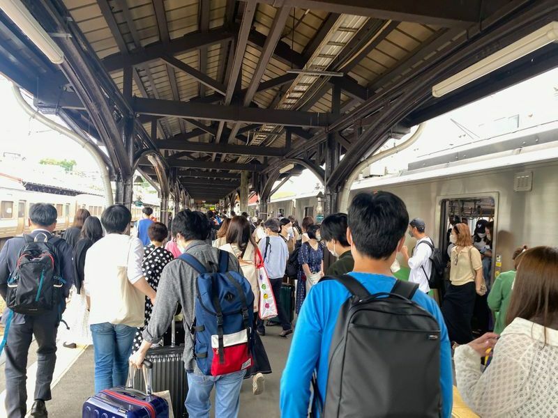 今年の夏休み、8月29日のJR小樽駅。新千歳空港駅・札幌駅から到着した「快速エアポート」から多くの観光客が降りていた（筆者撮影）