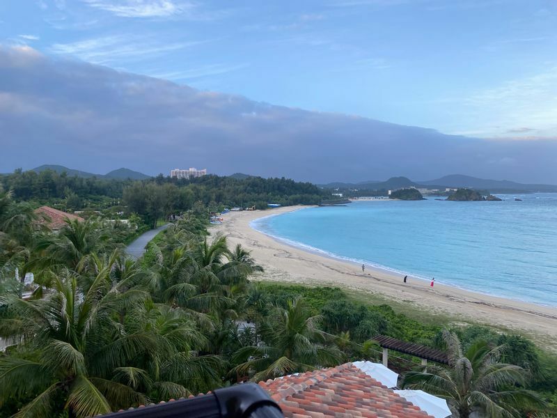 沖縄・名護市のリゾートホテル「ブセナテラス」からの景色。温暖な沖縄への冬の旅行でセール運賃を使って出かけることができる（今年9月、筆者撮影）