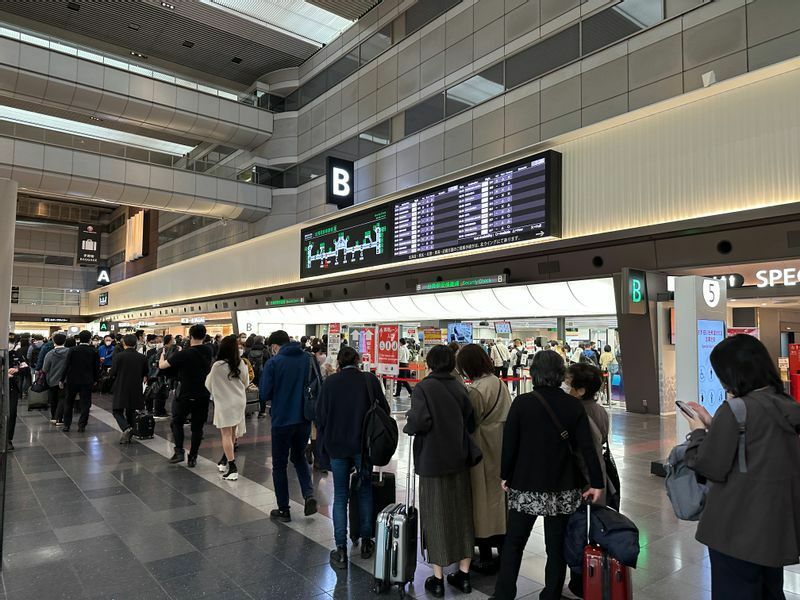 11月18日（金）の朝の羽田空港第1ターミナルのJALチェックインカウンター。金曜日の朝にも関わらず、保安検査場前には長い行列ができていた（筆者撮影）