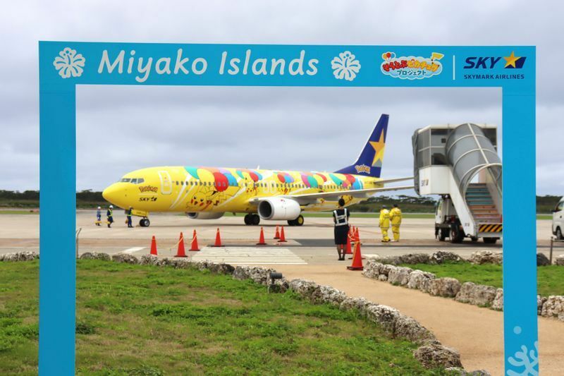 スカイマークでは人気アニメ「ポケモン」の特別塗装機「ピカチュウジェット」を沖縄路線を中心に投入している（2021年3月27日、スカイマーク提供）