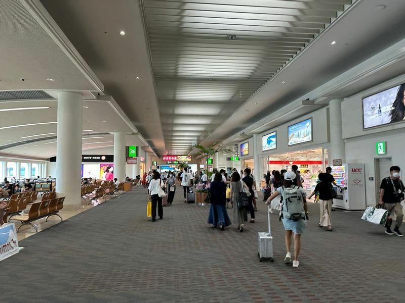 今年9月の那覇空港。沖縄県の全国旅行支援は予算が多くある模様で、ほとんどの旅行会社・旅行予約サイトからの予約が可能（筆者撮影）