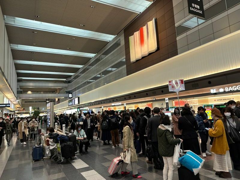 11月18日（金）朝の羽田空港第1ターミナル。JAL便利用者の保安検査場の行列が100メートル近くになっていた。全国旅行支援の影響も大きい（筆者撮影）