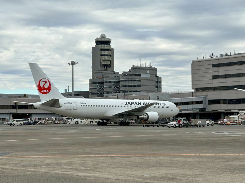 JALも3月9日から片道全路線一律6600円のセールを発売する（羽田空港にて筆者撮影）