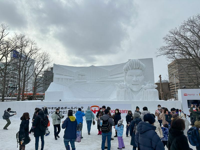 さっぽろ雪まつりでは（今年は終了）、大谷翔平選手、北海道日本ハムファイターズの新庄剛志監督の雪像が人気を集めた（2月4日・5日、筆者撮影）