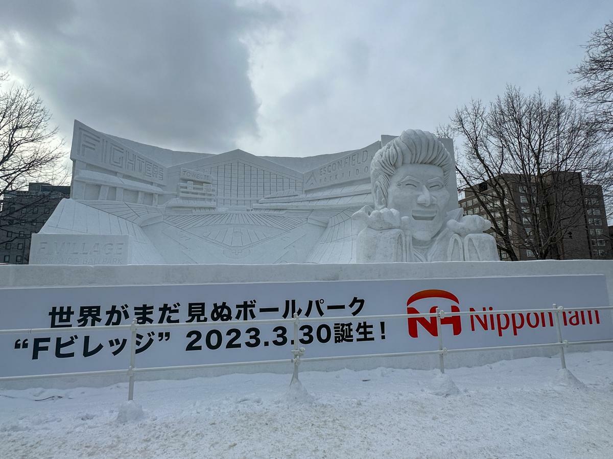 エスコンフィールド北海道開業直前ということで日本ハムファイターズの新庄監督の雪像も（筆者撮影）
