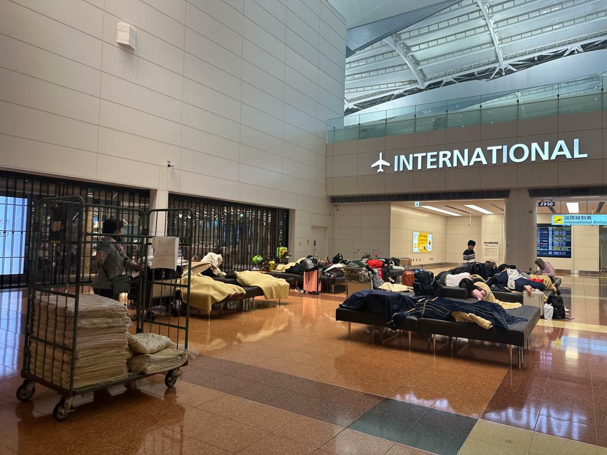 羽田空港では、欠航便の影響でターミナル内で夜を明かす乗客に対して航空会社のスタッフが毛布を無料で配布していた（1月2日23時50分、筆者撮影）