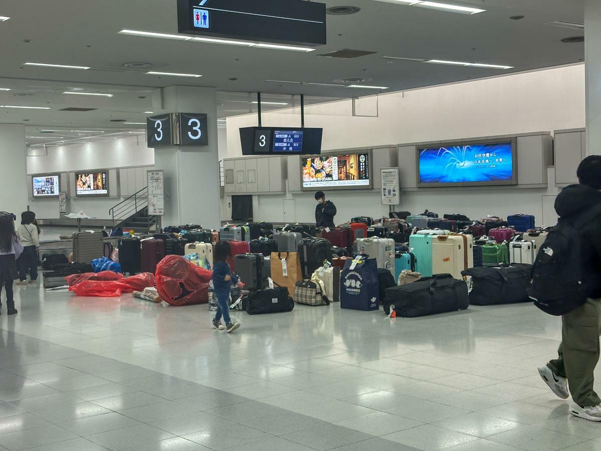 事故の影響で羽田空港を出発できなかった便の荷物の返却が行われていた。年末年始ということもあり、大きな荷物が目立った（1月2日20時40分、羽田空港第1ターミナルにて筆者撮影）