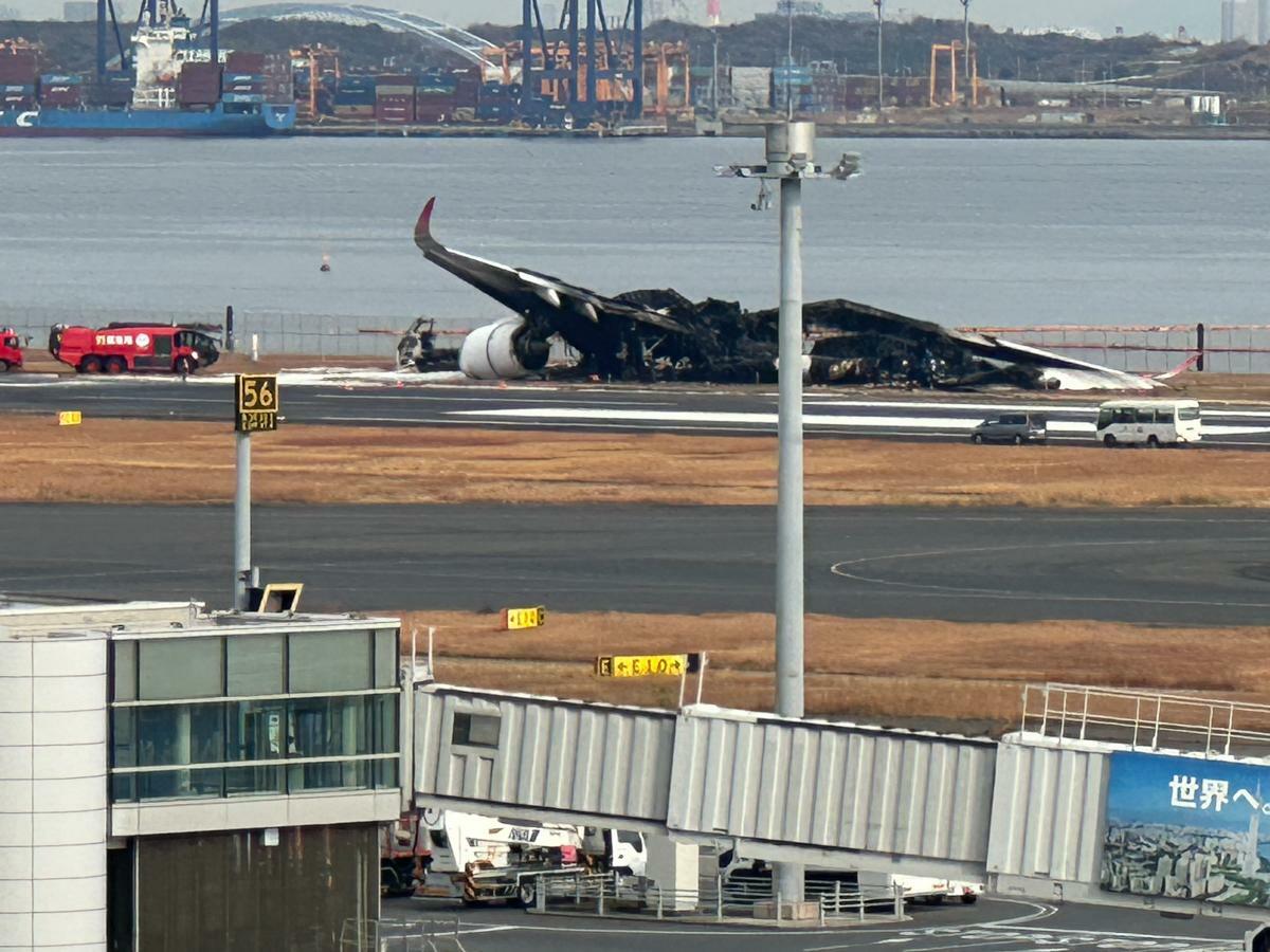 事故機となった鎮火後の羽田空港C滑走路上のJALのエアバスA350-900型機（1月3日9時45分頃、筆者撮影）