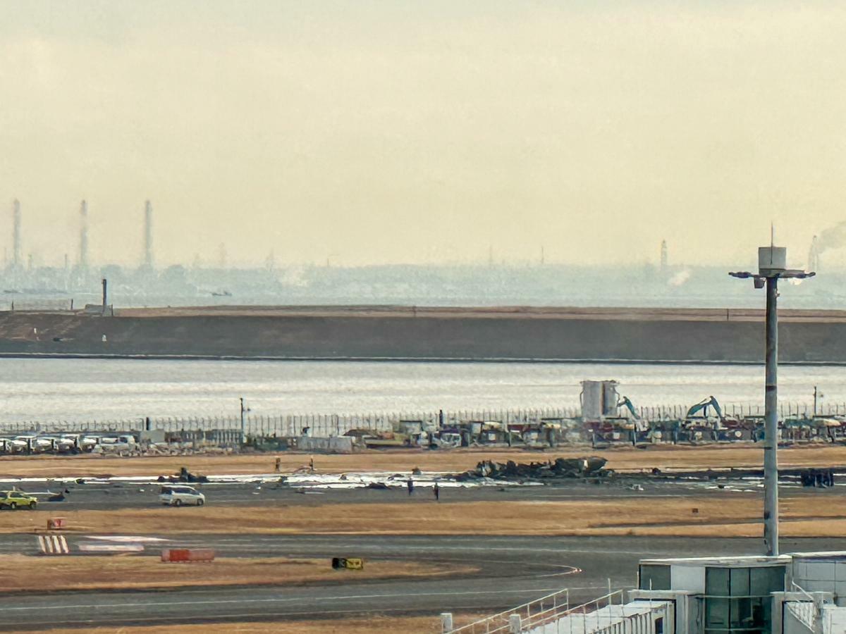 羽田空港C滑走路には、海上保安庁の飛行機が原形を留めていない状況になっている。今後撤去が進められることになる（1月3日9時40分頃、筆者撮影）