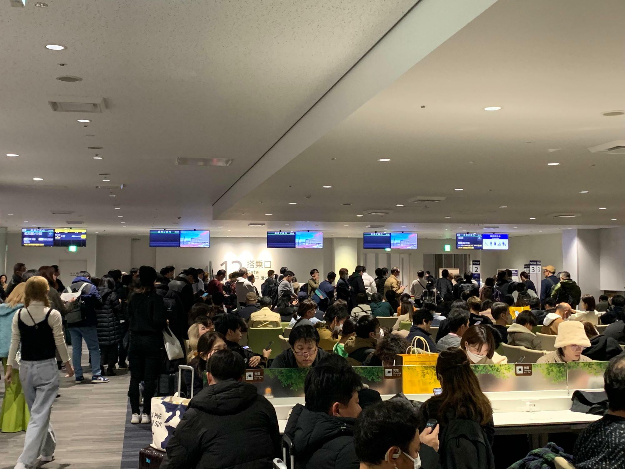 福岡空港のANA便搭乗ゲート前（1月3日19時頃、筆者関係者撮影）