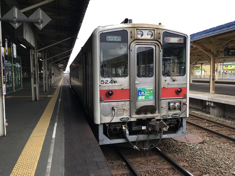 釧網線の快速「しれとこ摩周号」。ディーゼルカーですが、列車を走らせるためには様々な設備で電力が必要です。