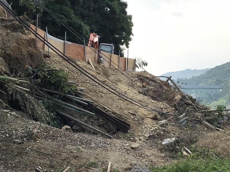 一番被害が大きかった箇所の土砂崩れの現場写真。左側の山の斜面が崩れ大量の土砂で線路が埋もれてしまいました。