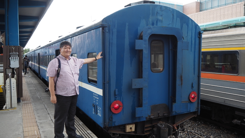 枋寮駅で普快車に乗り込む結解先生。先生は台湾国鉄から「台鉄の友」として表彰を受けているほどの日本人として台湾鉄道情報発信の第一人者です。