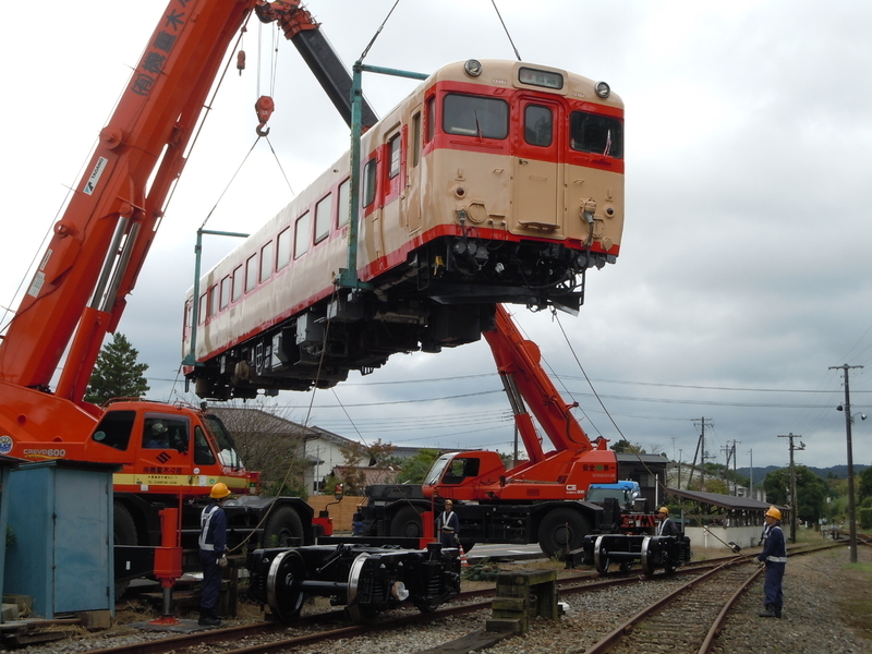 いすみ鉄道にキハ28形ディーゼルカーを搬入。2012年10月　筆者撮影