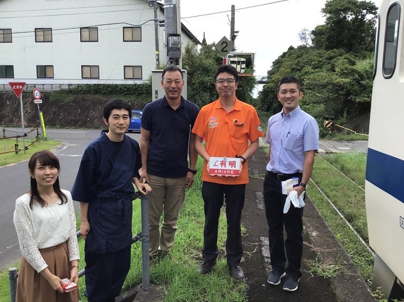 水成川駅で筆者を迎えてくれた地元の皆さん。右から葛岡克紀さん、古川和広さん、加藤潤さん、西村要さん、大園芽生さん