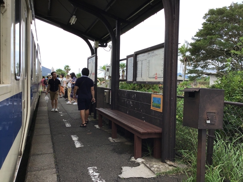 西大山駅　JR最南端の駅ということでホームにはたくさんの観光客が写真撮影中です。最近では外国人が多く、近年駅前にできたお土産物屋さんもにぎわっているようです。