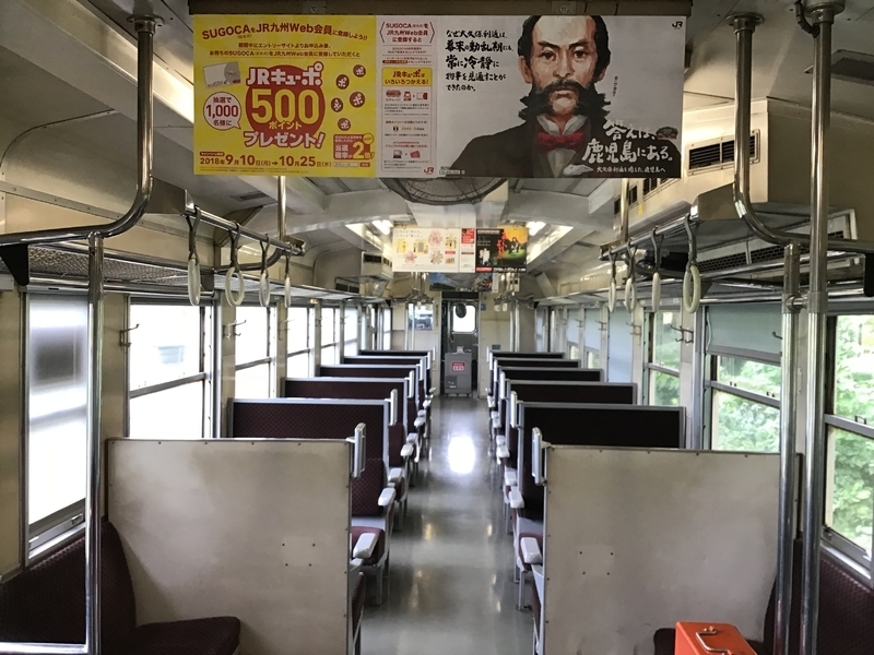 鹿児島中央を出るときはほぼ満席だった車内も、指宿で大半が下車し。西大山を過ぎると2両編成の列車に乗客は数名という状態になります。