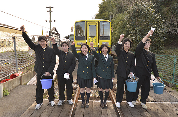 高校生の駅の美化活動。