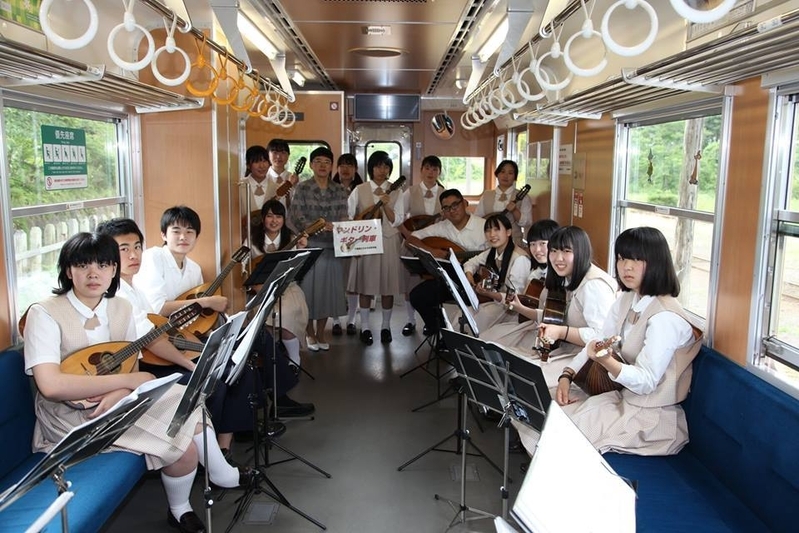 マンドリンギター部の生徒さんたちによる音楽列車。