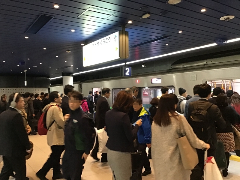 空港利用者でごった返す新千歳空港駅ホーム。快速エアポートは慢性的な混雑列車であり、JR北海道のドル箱列車です。（筆者撮影）