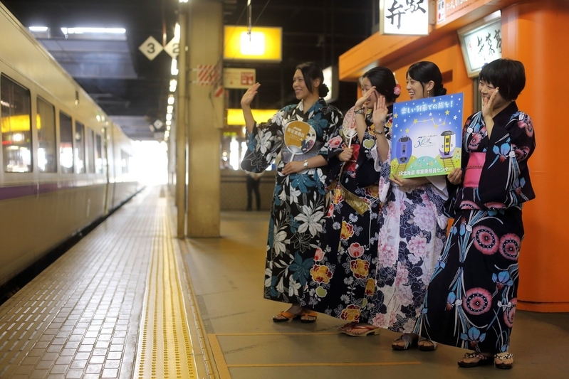 この夏札幌駅で行われた職員の皆様方による浴衣姿での列車のお見送り。好評を博しました。