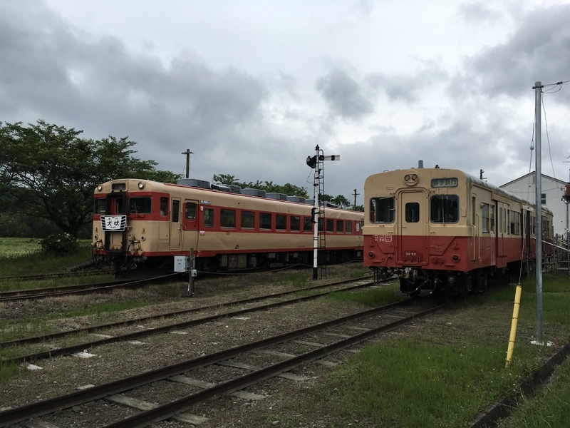 国吉駅に並ぶ急行用車両のキハ28形（左）と通勤用車両のキハ30形（右）（筆者撮影）