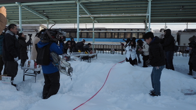駅構内で雪投げイベント。ふだん雪など見たことがない東南アジアの皆様方は大喜びでした。