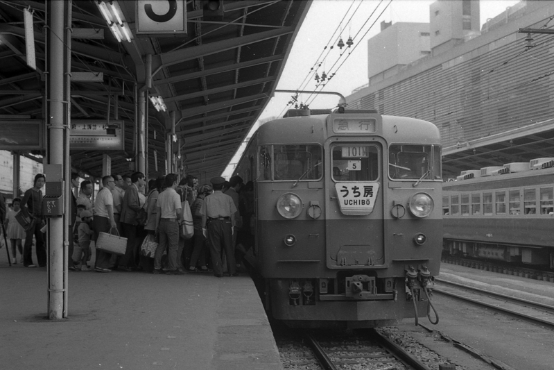 新宿駅で房総行の急行列車に乗り込む乗客たち。座席を得るために我さきにと乗り込もうとする観光客の姿を捉えた貴重な１枚です。（昭和44年夏　撮影：結解学氏）