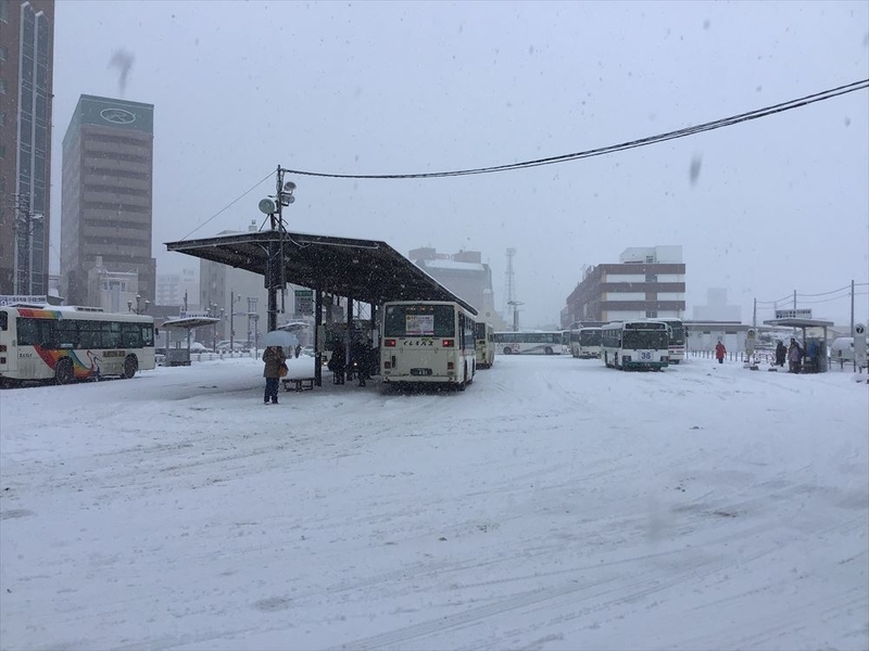 昨日までの晴天とは打って変わって大雪の釧路駅前バス乗り場。