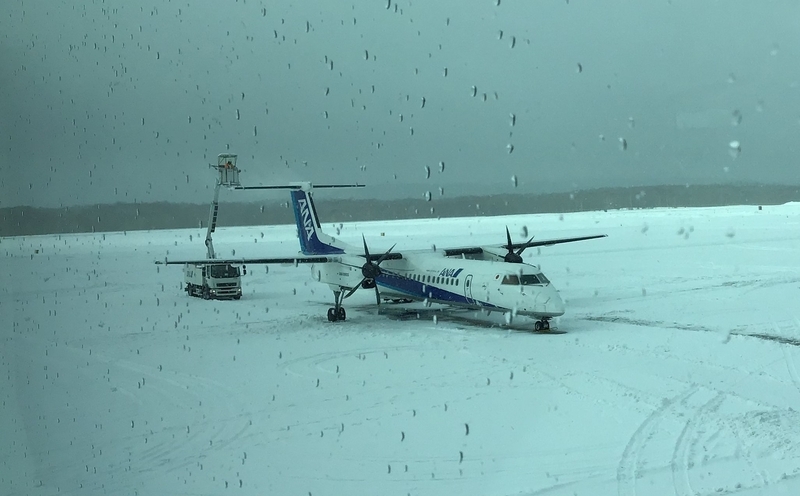 出発前の除雪作業を受けるANAの小型飛行機。（筆者撮影）