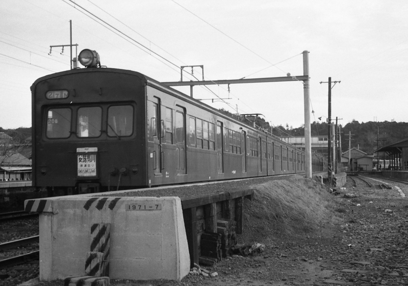 昭和50年ごろまで活躍したチョコレート色の電車(筆者撮影)