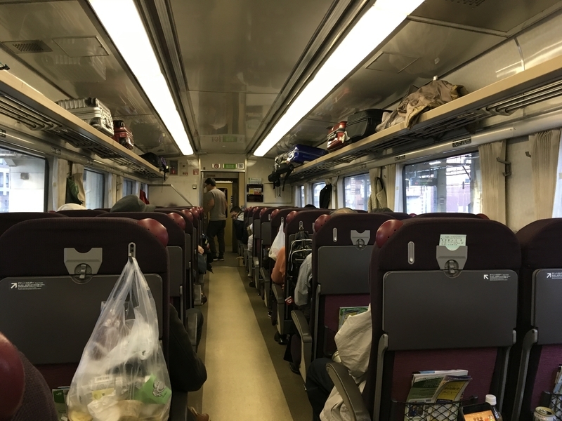 外国人観光客で混雑する北海道の特急列車。
