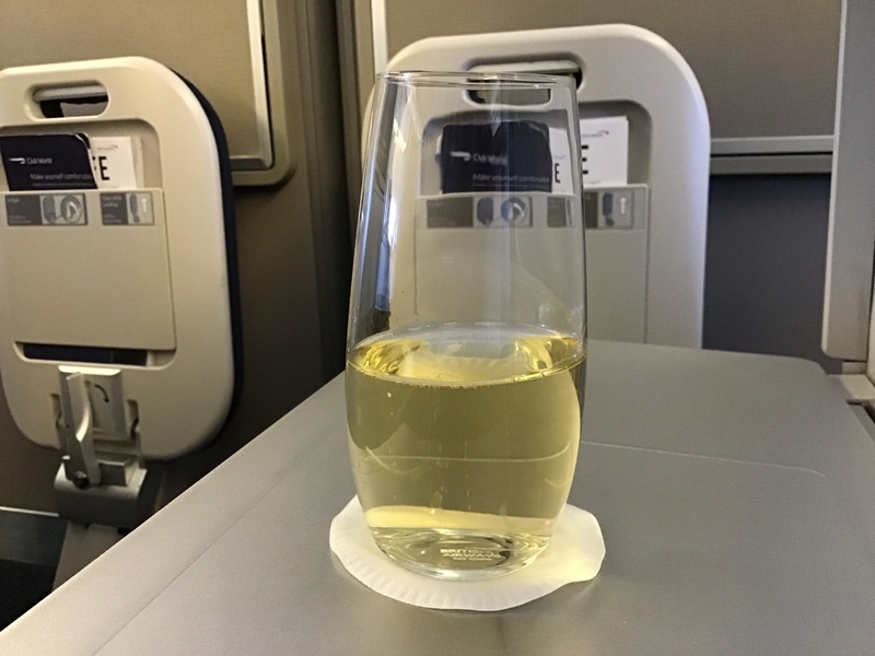 飛行機の中では転倒防止のためステムのない低いグラスがよく使われています。
