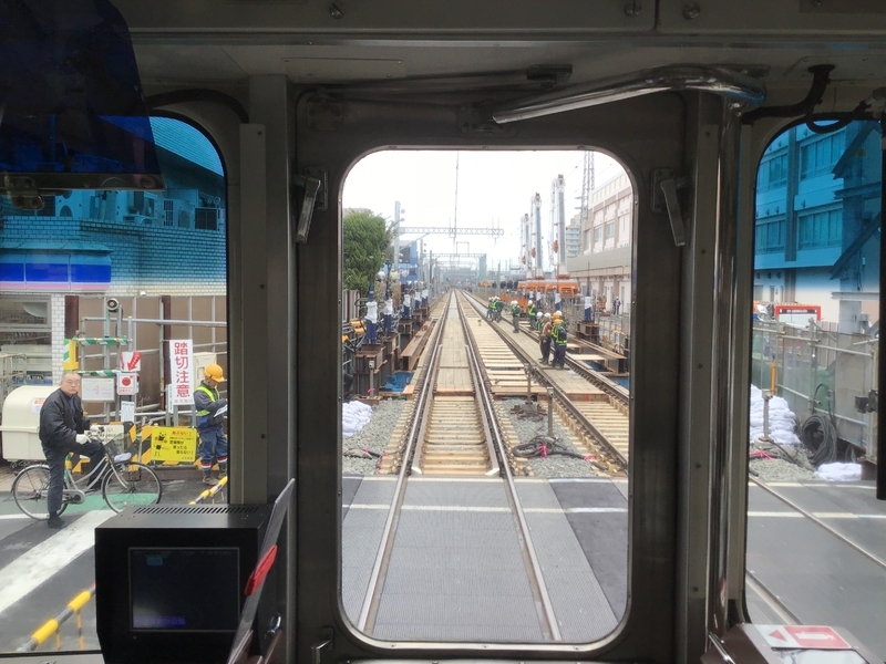 産業道路駅の一つ手前、東門前駅を出る小島新田行電車。