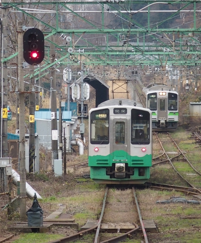 二本木駅を発着するトキ鉄の列車。