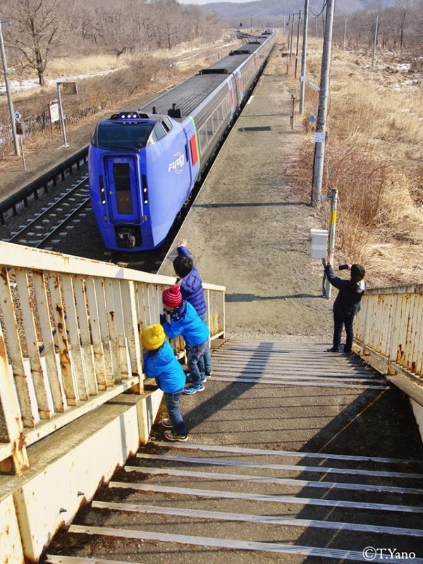 直別駅を通過する特急「スーパーおおぞら」に手を振る地元のちびっ子たち。撮影：矢野友宏氏