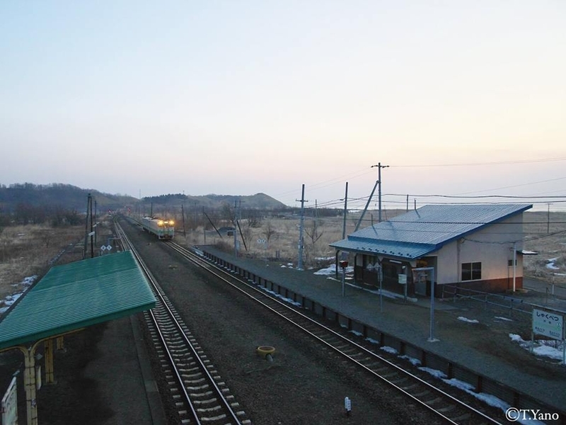 尺別駅に到着する朝の通勤通学列車　撮影：矢野友宏氏　