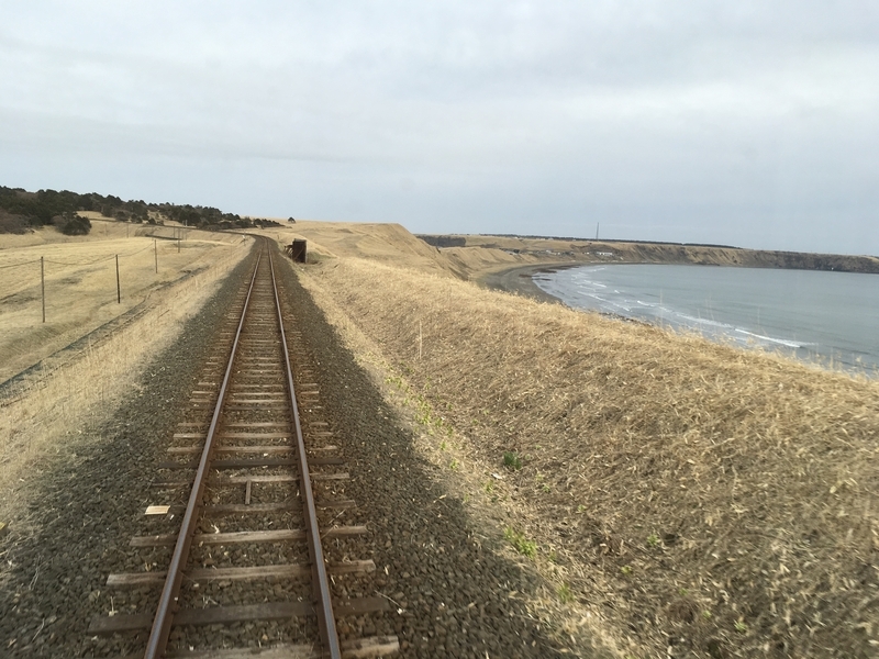 花咲線の絶景区間。こういう景色の価値に気付いた地域と鉄道がお互いに会話しあうことが活性化のスタートになるはずです。