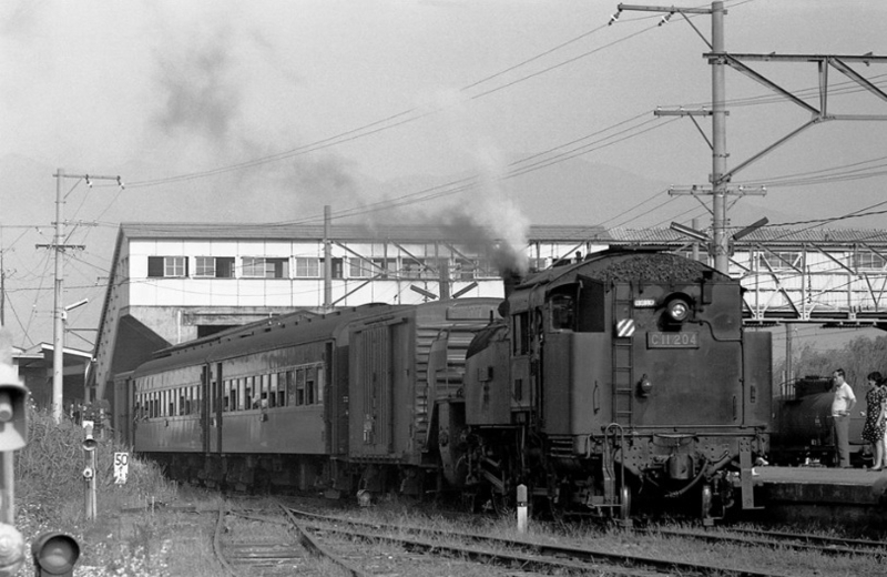 喜多方駅を出る623列車。客車と貨車が連結されています。（昭和49年　撮影：青森恒憲氏）