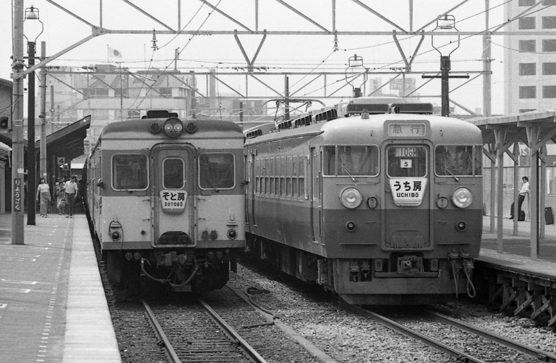 1970年（昭和45年）、両国駅で発車を待つ急行「そと房」と「うち房」（撮影　結解学氏）