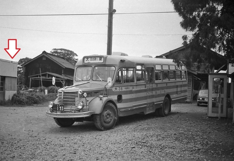 昭和43年の国吉駅前に停まるボンネットバス。（撮影：石田俊幸氏）